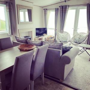 SeaView Sleeps 4to6 Pet friendly Parking