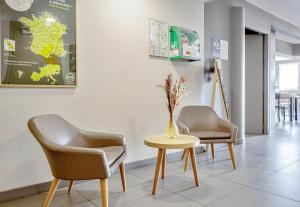 Hotels B&B HOTEL Brignoles : photos des chambres