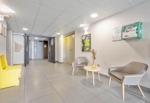Hotels B&B HOTEL Brignoles : photos des chambres
