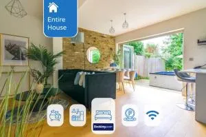 5 Bed 2 Bath House By LiveStay Short Lets & Serviced Accommodation Isleworth with Private Garden & Jacuzzi - Isleworth