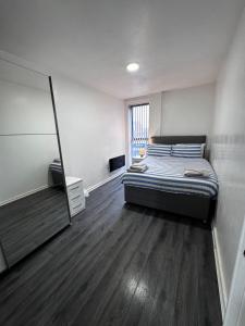 Leeds city Ls1 apartment 2BD corporate accommodation 2 bath secured parking, long stay, council stay, nursing care COS,