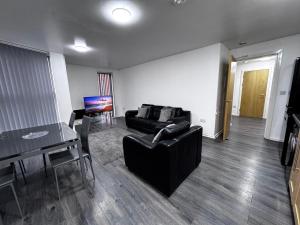 Leeds city Ls1 apartment 2BD corporate accommodation 2 bath secured parking, long stay, council stay, nursing care COS,