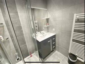 Welcome ! Entre colline du Château et le port