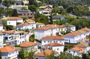 Vacation house with garden in the foothills - San Justo Desvern