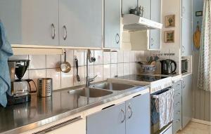 Cozy Home In Strömsnäsbruk With Wifi