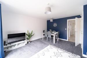 Stylish 3-bed Gloucester house with Free Driveway Parking for 2 cars