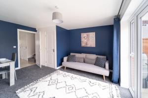 Stylish 3-bed Gloucester house with Free Driveway Parking for 2 cars