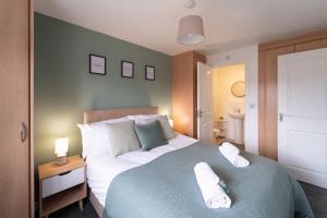 Stylish 3-bed Gloucester house with Free Driveway Parking for 2 cars