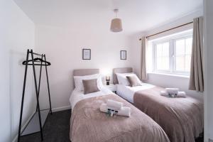 Stylish 3-bed Gloucester house with Free Driveway Parking for 2 cars