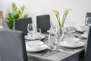 Stylish 3-bed Gloucester house with Free Driveway Parking for 2 cars