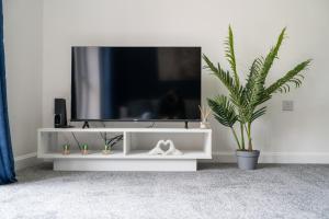 Stylish 3-bed Gloucester house with Free Driveway Parking for 2 cars