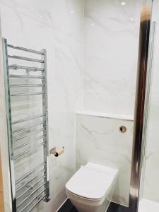 Luxury 2 bed house with parking next to station andshops