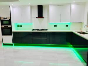 Luxury 2 bed house with parking next to station andshops