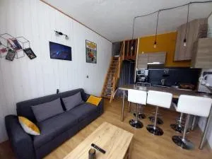 Studio rénové au pied des pistes, idéal pour 4 pers, avec WiFi, animaux acceptés, casier à skis inclus - FR-1-787-54 - 拉维西尔