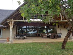 Zebula Golf and Wildlife Estate - Porcupine Strolling Pax 8 - Moi Signature Luxury villa