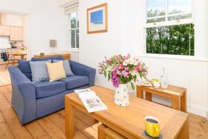 Family Friendly Apartment above Praa Sands Beach