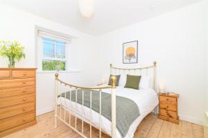 Family Friendly Apartment above Praa Sands Beach