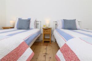 Family Friendly Apartment above Praa Sands Beach