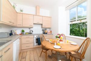 Family Friendly Apartment above Praa Sands Beach