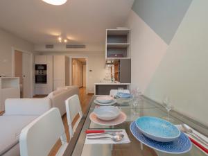 Elegante e luminoso appartamento con box auto a pochi passi da metropolitana M4