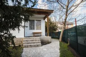 Cozy House with Free parking - Nadvzhda