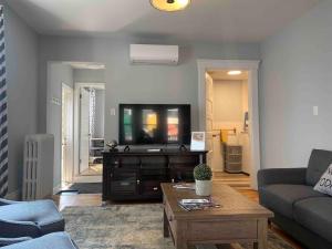86A King Bed 2bd 3bt on Queen St. Downtown