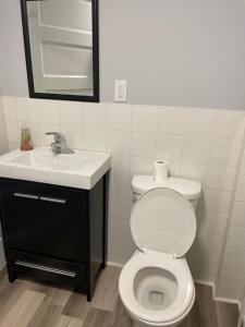 86A King Bed 2bd 3bt on Queen St. Downtown