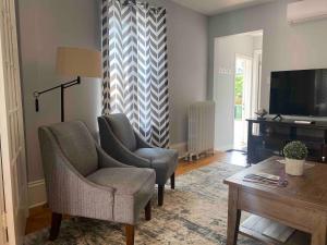 86A King Bed 2bd 3bt on Queen St. Downtown