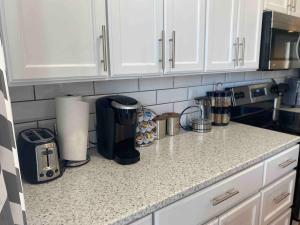 86A King Bed 2bd 3bt on Queen St. Downtown