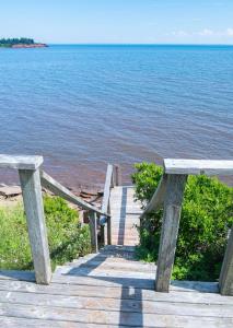 Waterfront Cottage beach access
