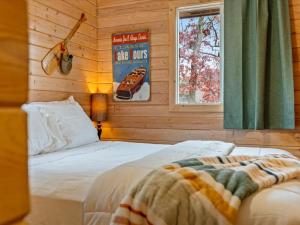 Cute Whitefish Cabin with Hot tub