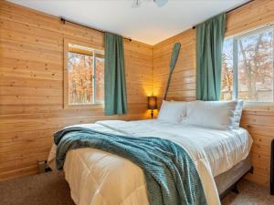 Cute Whitefish Cabin with Hot tub