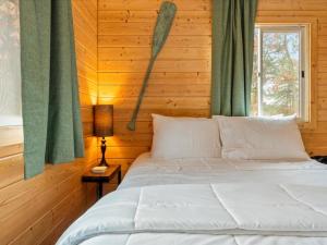 Cute Whitefish Cabin with Hot tub
