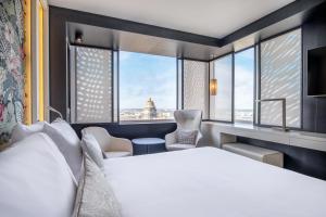 Deluxe Panorama Corner Room with Lounge Access room in The Hotel Brussels