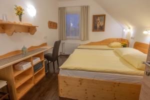 Triple Room with Shared Bathroom room in Mama's House