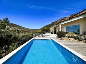 Villa Les Romarins pour 8 personnes avec vue mer panoramique et piscine chauffée à La Londe-les-Maures