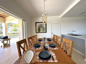 Villas Villa Les Romarins pour 8 personnes avec vue mer panoramique et piscine chauffee a La Londe-les-Maures : photos des chambres