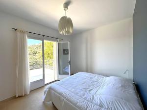 Villas Villa Les Romarins pour 8 personnes avec vue mer panoramique et piscine chauffee a La Londe-les-Maures : photos des chambres