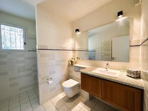 Villas Villa Les Romarins pour 8 personnes avec vue mer panoramique et piscine chauffee a La Londe-les-Maures : photos des chambres