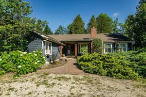 5BR Riverfront Retreat w Firetable BBQ and Deck