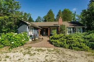 5BR Riverfront Retreat w Firetable BBQ and Deck - Dundalk