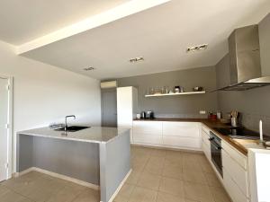 Villas Villa Les Romarins pour 8 personnes avec vue mer panoramique et piscine chauffee a La Londe-les-Maures : photos des chambres