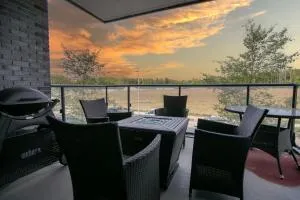 Innisfil 2BR Condo Balcony BBQ and Fire Table - Barrie