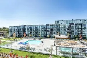 Comfy 1BR Condo w Balcony BBQ Pool and Parking - Barrie