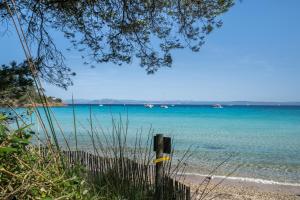 Villas Villa Les Romarins pour 8 personnes avec vue mer panoramique et piscine chauffee a La Londe-les-Maures : photos des chambres