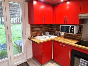 Appartements 02 - Tres joli 2 pieces avec 3 lits pouvant accueillir jusqu'a 5 personnes, situe au rdc avec entree independante, une place de parking reservee devant l'entree et terrasse sur l'arriere donnant sur parc arbore, tout le linge de maison est fourni : photos des chambres