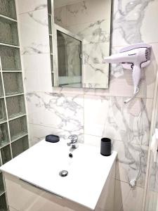 Appartements 02 - Tres joli 2 pieces avec 3 lits pouvant accueillir jusqu'a 5 personnes, situe au rdc avec entree independante, une place de parking reservee devant l'entree et terrasse sur l'arriere donnant sur parc arbore, tout le linge de maison est fourni : photos des chambres