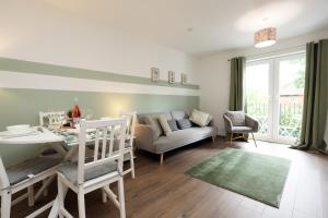 large 2 bed central apartment with balcony and private parking