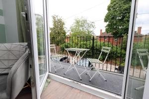 large 2 bed central apartment with balcony and private parking