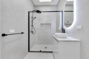 Modern beach house 4 bedroom-12 Sleep